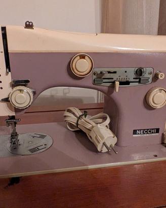 Macchina da cucire Vintage NECCHI