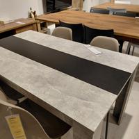 tavolo e quattro sedie