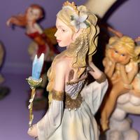 Collezione di statue di fatine
