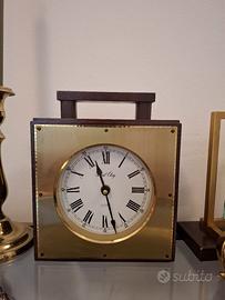 orologio da tavolo in legno con cassa audio