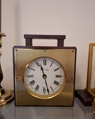 orologio da tavolo in legno con cassa audio