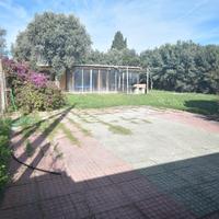 Terreno con struttura prefabbricata