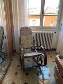 Poltrona a dondolo in legno