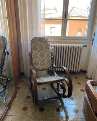 Poltrona a dondolo in legno