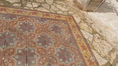 Pavimento antico in cementine policrome