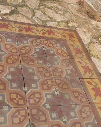 Pavimento antico in cementine policrome
