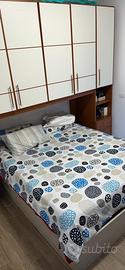 Armadio e letto matrimoniale