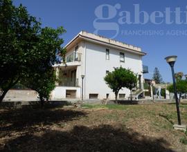 Villa su 3 livelli indipendenti + giardino V/90