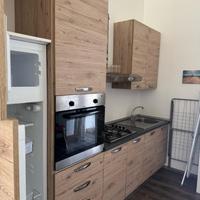 Cucina con elettrodomestici