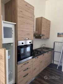 Cucina con elettrodomestici