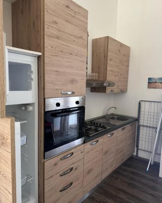 Cucina con elettrodomestici