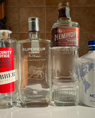 Bottiglie gin premium vodka cognac