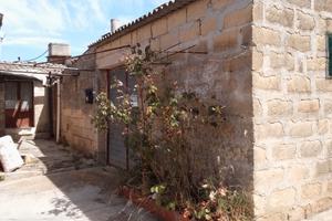 Casa con terreno in un piccolo borgo abitato