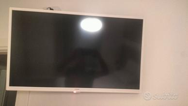 Smart TV 32 pollici compresa di staffa 