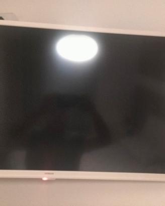 Smart TV 32 pollici compresa di staffa 