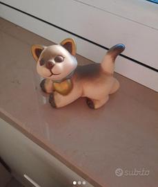 Gatto della Thun con collare e cuore dorato