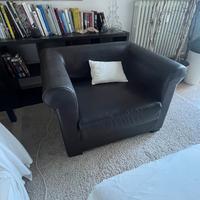 Poltrona in ecopelle marrone scuro –