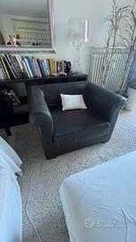 Poltrona in ecopelle marrone scuro –