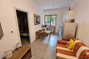 Bilocale ristrutturato al piano rialzato -C. Nizza