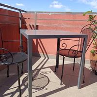 Tavolo da esterno con due sedie