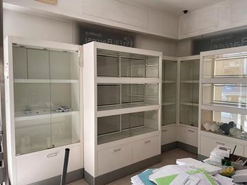 vetrine e scaffali da esposizione negozio