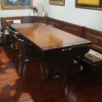 Tavolo in legno massiccio 