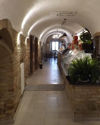 Locale commerciale adibito a bar con cucina