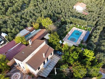 Villa indipendente immersa nel verde con piscina