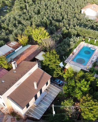 Villa indipendente immersa nel verde con piscina