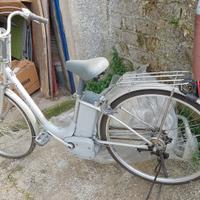 Bicicletta con pedalata assistita honda