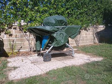 Barbecue a carbonella con coperchio