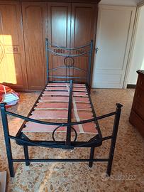 letto ferro battuto doghe legno nero