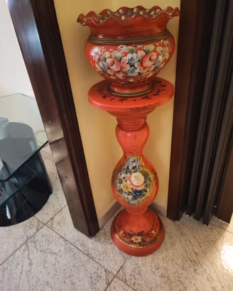 Colonna ceramica dipinta a mano con vaso