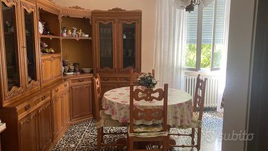 sala da pranzo in legno con tavolo e 6 sedie
