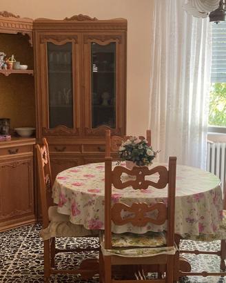 sala da pranzo in legno con tavolo e 6 sedie