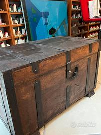 bauletto in noce con rinforzi in ferro e maniglie