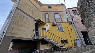 2 LOCALI A CASTIGLIONE DEL GENOVESI