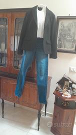 blazer + pantaloni Levis + corpetto in cotone 