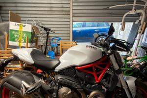 Ducati monster moto naked