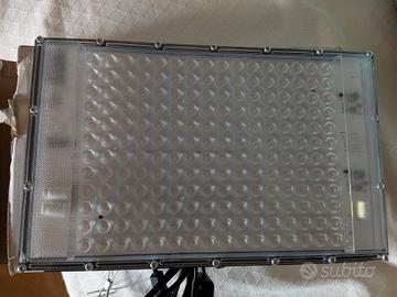 Lampada abbronzante con 200 led 