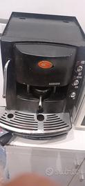 Macchina da caffè con cappuccino