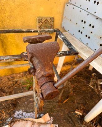 Morsa antica da falegname o officina