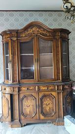 vetrina con tavolo e sedie 