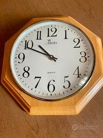 Orologio a muro con cornice in legno