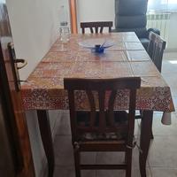 Tavolo, sedie e credenza