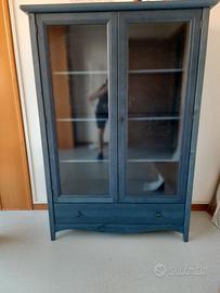 Vetrina, cassapanca e tavolino in legno blu.