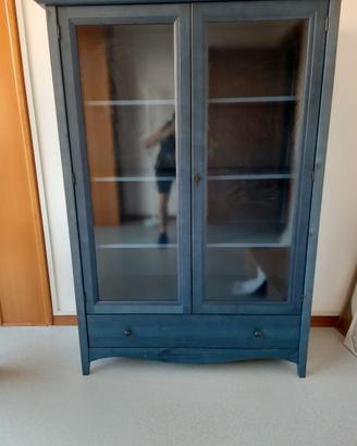 Vetrina, cassapanca e tavolino in legno blu.