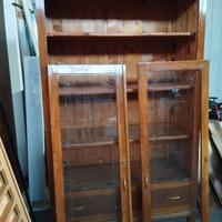 Armadi, cassettiere, cornici, lampadari e tavolino