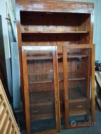 Armadi, cassettiere, cornici, lampadari e tavolino