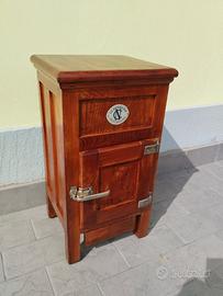 Antica ghiacciaia inizio 900 in legno restaurata